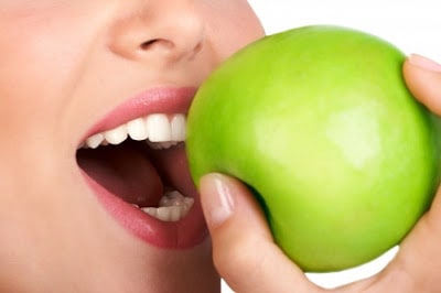 6 Cara Alami Memutihkan Gigi